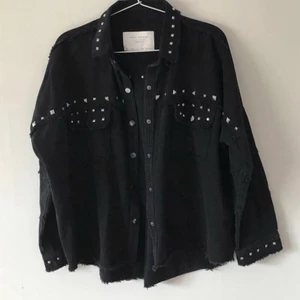 Zara jacka nitar  - Snygg jacka från Zara med nitar. Nyskick! Strl XS, men lite oversize så passar XS-M