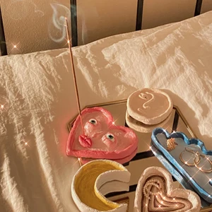 Handgjorda lerprydnader - Intressekoll på dessa söta skålar, väggprydnader och rökelsehållare jag gör själv! ☁️ Säljer de man ser på bilden, men gör även på beställning där du själv väljer hur den ska se ut :) Perfekt som inredningsprydnad eller som en personlig present till en kompis💗.                                                           De är lackade och håller därför det mesta inkl. vatten! Man kan även bestämma att sin prydnad inte ska bli lackad, för en matt finish. Hållbarheten blir då dock inte lika bra. 