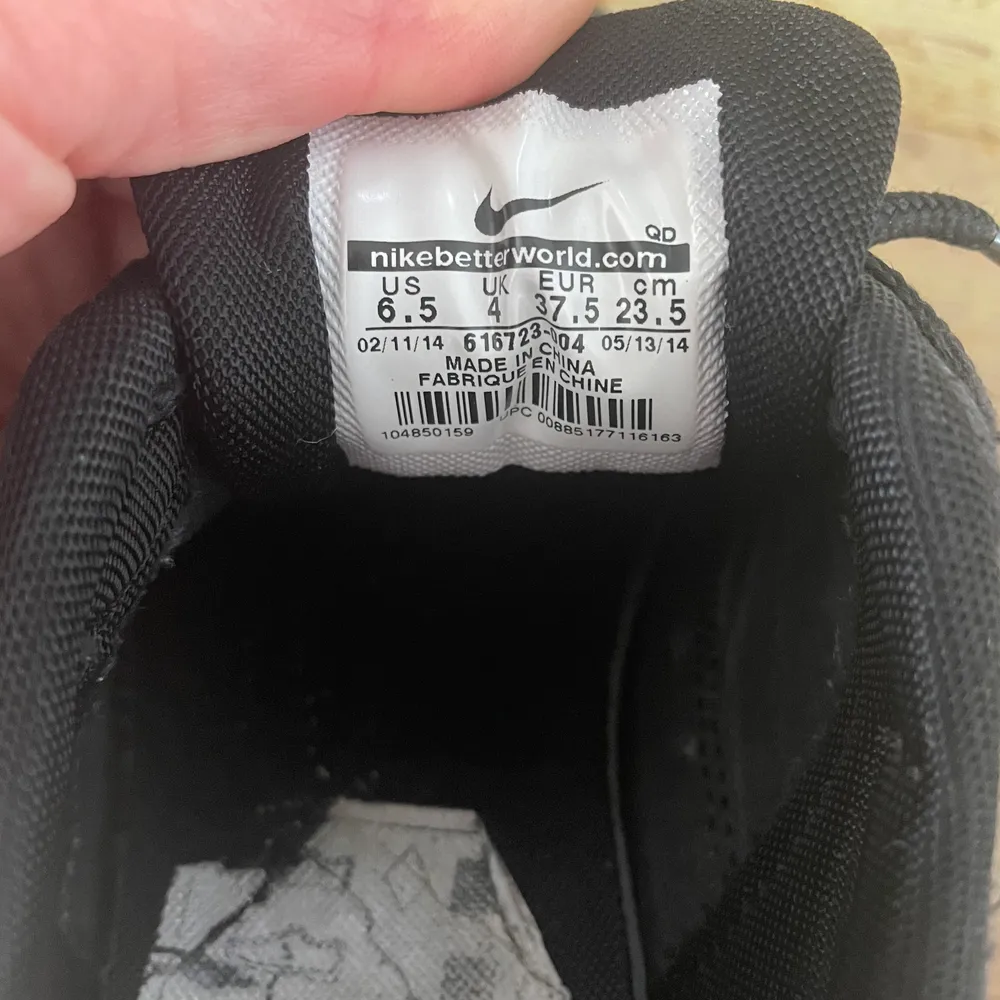 Svarta Nike thea i helsvart, något smutsiga på bilden men fixar till de så gott det går innan försäljning. . Skor.