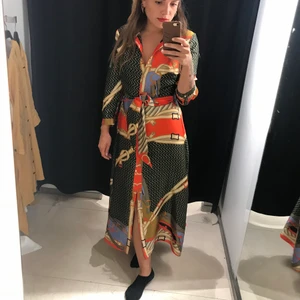 Zara klänning - Fint skick, bara använd en gång 🌼 kan skicka fler bilder 🌼