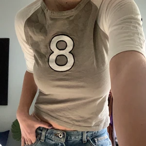 Vintage y2k topp - Så fin vintage tröja från hm sport i storlek S, skicket är fortfarande som nytt!😍 (frakt betalar köpare! Rekommenderar alltdid spårbarr frakt, annars går det att fixa billigare ospårbar på vissa klädesplagg!)