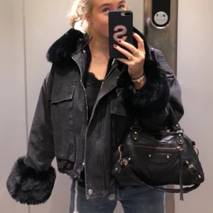 Chelsea jacka - Funderar på att sälja min fina Chelsea jacka köpt på Miinto för två månader sen! Storlek S/M, all fakepäls är avtagbar!💗Bilderna är mina egna! Bud: 910kr Köp direkt för 1200kr