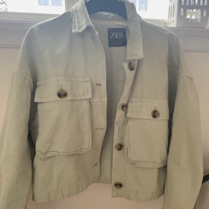 Jeansjacka grön zara - Otroligt snygg grön jeansjacka från zara! Passar perfekt nu till våren och sommaren och är skön och luftig! Använd ca 2-5 gånger och ser helt ny ut!💕😝