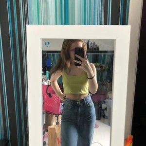 Ljus grönt linne - Uppvikt på första bilden, Väldigt fint att vika up eller stoppa innanför byxorna tycker jag personligen. Kommer inte till användning längre. Från nu ellos storlek 38/40, stretchit tyg 