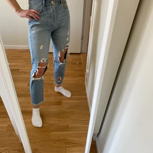 Jeans från Bikbok strl S - Ankellånga slitna jeans från Bikbok i strl S. Hög midja. 