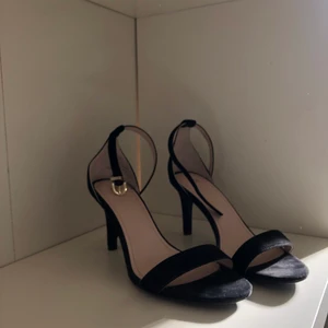 Svarta klackar!  - Säljer dessa super fina klackar från H&M!🖤🖤 använda endast 2 gånger 