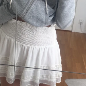 Kjol - Säljer denna otroligt fina och trendiga kjolen!! Den är i ett väldigt fint skick. Säljer pga av att den var något för stor i midjan men det är inget som syns när man har den på sig! 🧸✨🤍⚡️