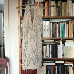 Klänning i spets - Jättefin klänning i spets till t.ex. studenten! Små missfärgningar finns, en mycket liten inuti klänningen vid bröstet (syns alltså inte utanpå klänningen) och en svagt blå vid kragen, kan skicka bild på detta. 