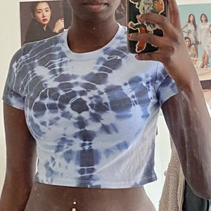 Tie dye crop f - Tie dye top från junkyard. Nyskick. Använd endast en gång. Det står att det är storlek M/L men jag hade sagt att det är mer som S/M