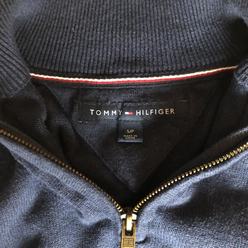 En zip-up sweater från Tommy Hilfiger i storlek Small (true to size), den är i ett superskick utan några flaws alls. Inköpt i Kanada för Ca 3-4 år sen men har på senare tid blivit för liten, allmänt fräsch tröja🔥. Tröjor & Koftor.