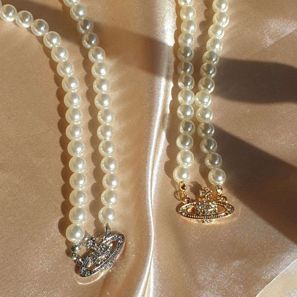 Restock på Pearl pendants, DE FINNS BARA EN I SILVER KVAR! , helt nya 60kr/ st. Finns i både gild och silver. Passar perfekt till ett vintage eller klassiskt outfit. Material; alloy, Frakt 15kr. Jag skickar bild på paketet innan jag posta. Finns 0st guldiga, 1st silvriga KVAR! . ❌ 12st guldiga sålda, 12st silvriga sålda ❌ följ vår social media för uppdateringar på restock och nya produkter 🦋. Accessoarer.
