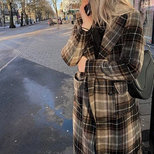 Kapp - Säljer denna kappan i storlek M. Köpt från Nelly för drygt ett år sedan. Sitter jätte bra på och den är fortfarande i superbra skick. Kappan går ner till precis under knäna på mig och jag är 169 cm lång.