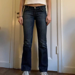 Lågmidjade jeans - Så snygga lågmidjade jeans, som är lite utsvängda. Säljer pga att de blivit för korta för mig som är 174. Storlek 36 Kan alltid skicka fler bilder privat!