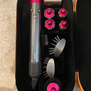 Dyson Airwrap  - Säljer min fina airwrap från dyson som tyvärr inte kommit till användning det senaste, väldigt smidig och bra produkt som använts ungefär 5 gånger.