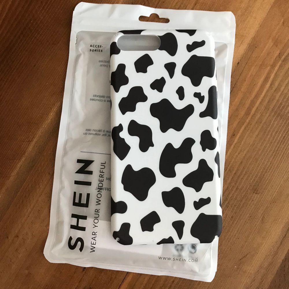 **NOTE: I AM SELLING TWO KO MOBILSKAL— THIS ONE IS BRAND NEW AND A DIFFERENT PATTERN** Brand new condition, new in original packaging, never used MOO PRINT COW CASE from Shein for IPHONE 7/8 PLUS. Hard shell case. I have way too many cow phone cases so I’m selling. Several cow cases. Brand new item. New in package. Happy to bundle. Will gladly take more pics and measurements. Smoke and pet free storage space. No other flaws to note. . Accessoarer.