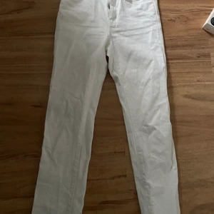 Jeans - Använt ett antal gånger men på gränsen till för små, skulle passa personer runt 1.60