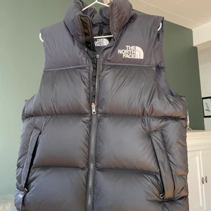 The north face väst strl S/P - Snygg väst från the north face i storlek S⚡️☺️ köpt för lite mindre än ett år sen men fortfarande i väldigt bra skick✌🏻Köparen står för frakten💕