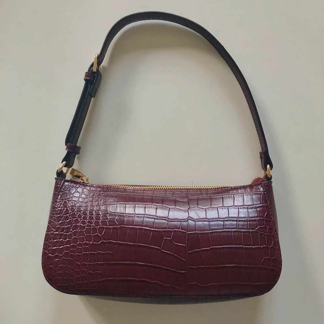 Vinröd baguettväska med gulddetaljer  - 90