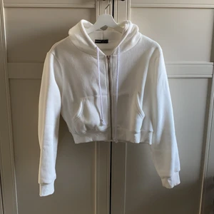 Kofta - Helt oanvänd kofta som är en liten kortare variant med jätte mysig insda. Storlek Xs/s.