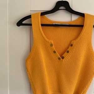 Gul tröja - Säljer min gulliga topp från zara. Använd väldigt få gånger och är i mycket bra skick. Skriv vid fler bilder eller frågor☺️ *köparen står för frakten*