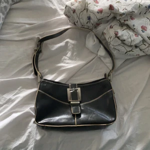 Svart väska🖤 - Svart jättenajs väska från sellpy med beiga sömmar som kontrast, blir aldrig använd därför säljer jag, bra storlek inte för lite inte för stor🙌🏼🙌🏼