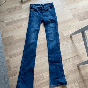 Jeans - Jeans från Hollister. Säljer pga alldeles för små. Pytteliten reva som ni ser på andra bilden men inget man ser om man har dem på