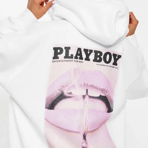 Playboy hoodie - Säljer min Playboy hoodie, använd enstaka gånger. Bra skick! Skriv för fler bilder. Andra bilden har jag på mig den och för mig som är 169 är den ändå ganska lång men inte lika lång som på modellen på tredje bilden. Den är i storlek 34 men är väldigt oversize✨💕