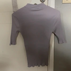 Lila topp - Jätte söt topp i lila färg storlek L men passar mer S/M