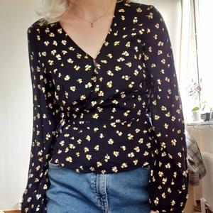 Blommig Omlottblus Strl 34 - Gult blommönstrad omlottblus från hm! 100% viskos, strl 34.