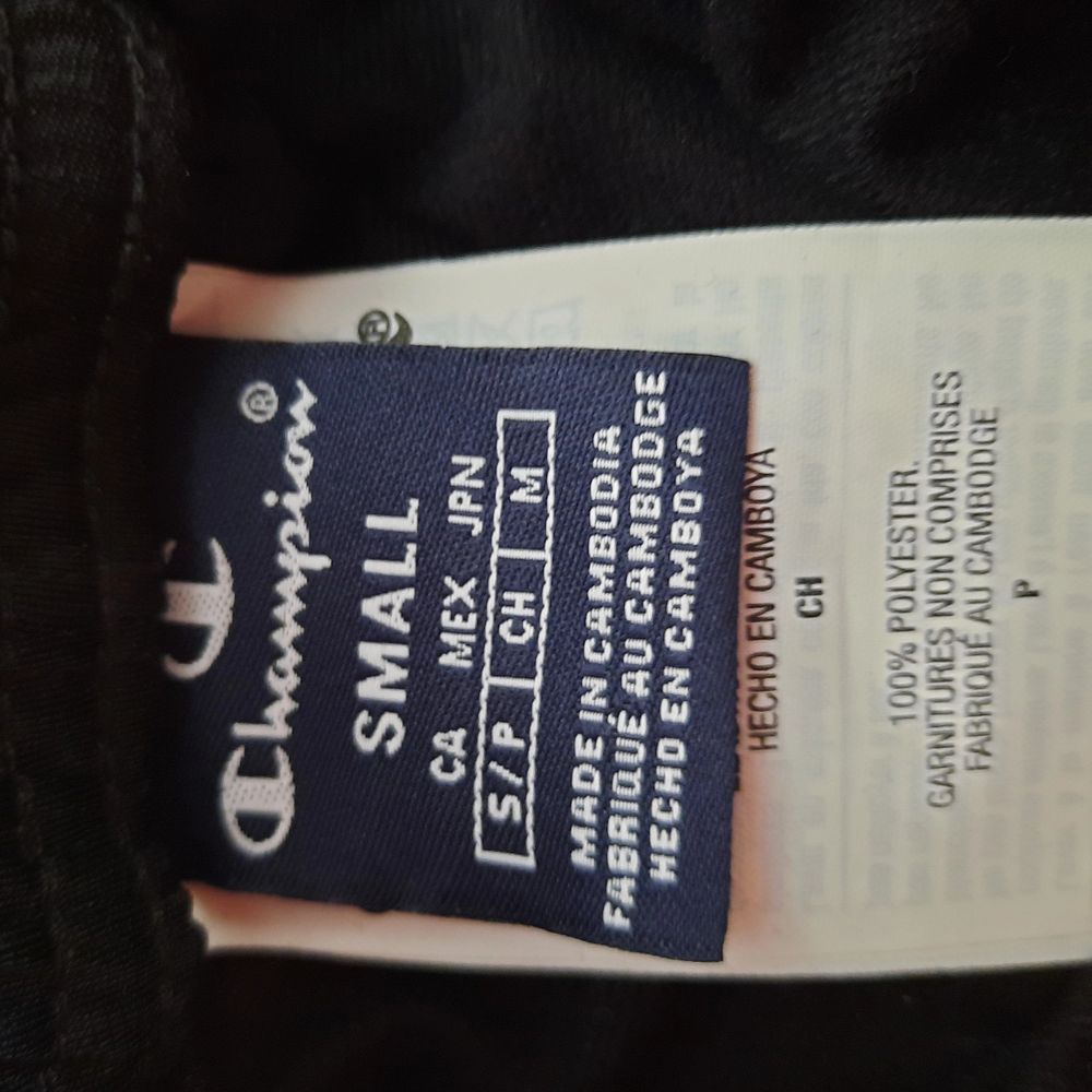 Säljer dessa snygga popper track pants från Champion i storlek S, de är aldrig använda men dock finns inte lappen kvar. Nypris 600kr, hör av dig vid eventuella frågor!❤. Jeans & Byxor.