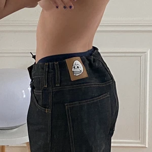 Cheap monday svartgråa jeans  - Dessa är verkligen coola, men tyvär för stora för mig! Jag har satt ett skosnöre för att kunna reglera storleken! Väldigt rejäla och super bra kvalitet! Bara andvända en gång 💯🤘🏼