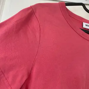 Rosa t-shirt från weekday i storlek M 