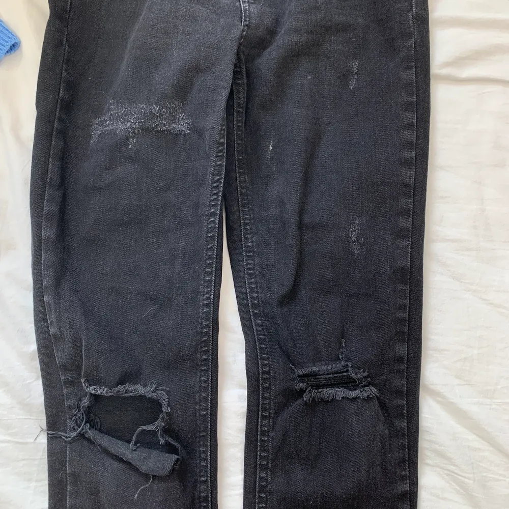 Stl. 38. Svarta lite urtvättade skinnyjeans från nakd med hål. Ett hål gått sönder lite (syns på bilden). Jeans & Byxor.