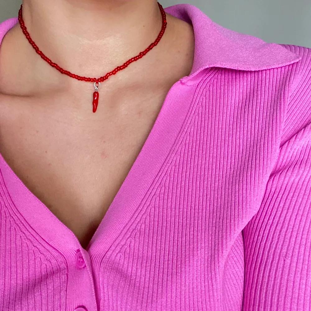 Olika pärlhalsband med berlocker💙 Halsbandet knäpps i nacken med ett lås och går att få i olika färg och berlock💙 Pris är inklusive frakt!. Accessoarer.