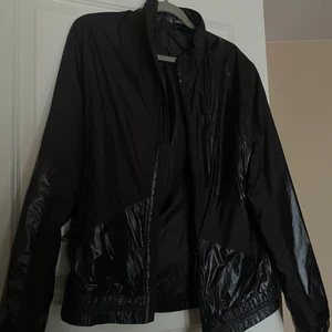 Puma jacka - Säljer min Puma jacka då jag fick den och inte riktigt kommit till andvändning. Ja kan är i superbra skick. Dock är lappen lär inne bortklippt då jag tyckte den kändes för mycket. En super det unik jacka. Tunn och suverän till våren! 💕 Hör gärna av dig om du är intresserad eller har några frågor!😌 