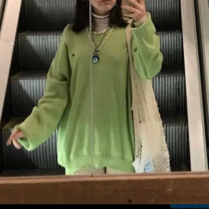 grön sweater - BUDGIVNING: 100kr + 66kr frakt. grön tröja i bra skick. stor & varm. runt storlek L men passar fler beroende på önskad passform.  <3