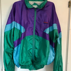 retro 90s vindjacka - så cool 90tals retro vindjackas i storlek xl. Skulle själv säga mer l men passar s-xl beroende på hur du vill att den ska sitta. Perfekt nu till våren/sommaren🤩