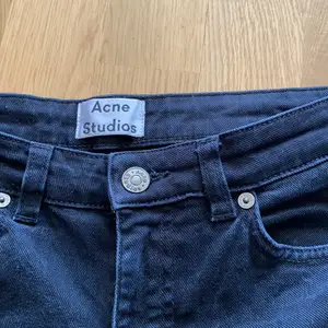 Svarta Acne jeans i storlek 24/34 men upplevs som en 25/32, dvs Xs/S! Köptes för 1500kr, säljer då jeansen är för korta för mig som är 173 cm. Bud från 250kr privat ❤️