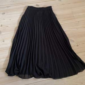 Säljer denna svarta plisserade kjolen från Monki. Den är vadlång. Aldrig använd. Passar en XS