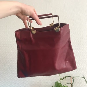 Väska i äkta skinn - Röd handväska i äkta skinn med dragkedja och inneficka.