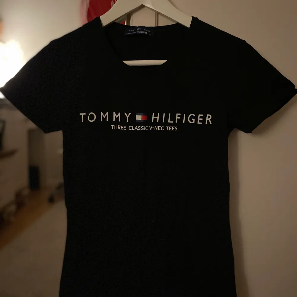 Tommy Hilfiger t-shirt, passar bra, är i bra skick.. T-shirts.