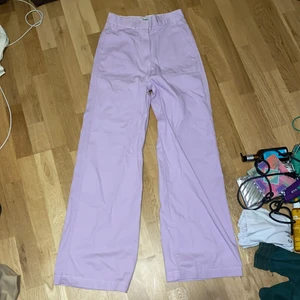 Junkyard lilac byxor  - Aldrig använt dom så väldigt bra skick:) sitter väldigt fint, men passar inte längre så kom inte till användning tyvärr;)