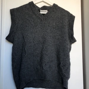 Väst stl S/M - Detta plagg är i super bra skick, knappt använd. Men som ni kan se på tredje bilden så är det ett LITET hål i tröjan vilken va där när jag fick den. Men det är verkligen inte något som syns!🥰 frakten står du för (60kr)