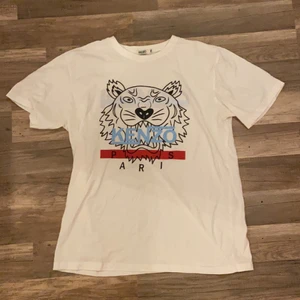 KENZO t-shirt  - Detta är en bekväm fin KENZO t-shirt som är i storlek XL. Den är ganska liten för att vara i storlek XL så skulle kanske vara mer åt storleken M-L. Märket KENZO är fake så ni vet