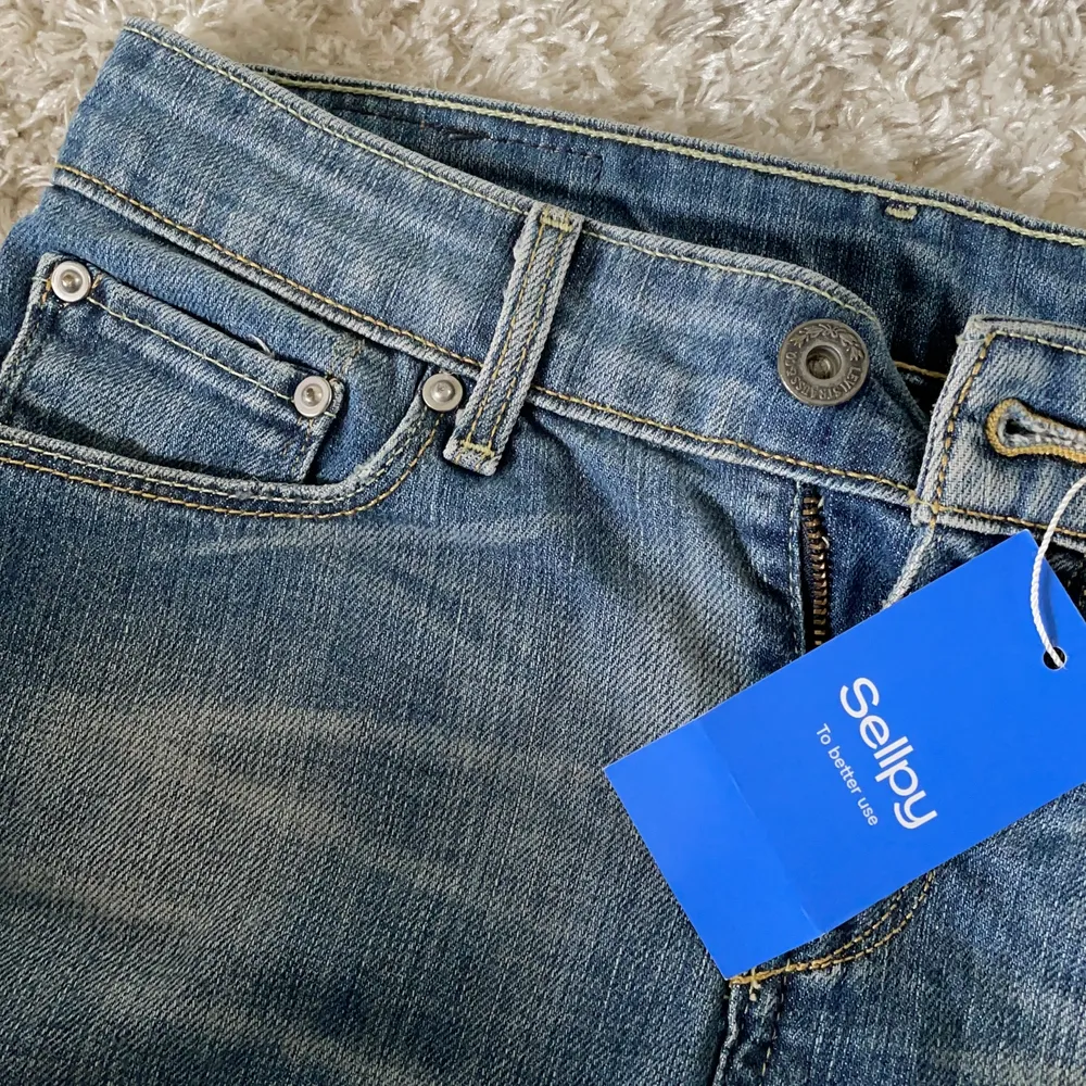 Kortkort jeanskjol från Levis. Köpt på sellpy med lappar kvar, tyvärr aldrig använd av mig eftersom den var för tight. Supersöt annars! Perfekt skick. Kjolar.