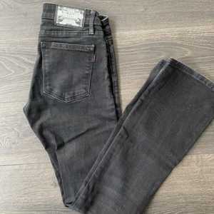 Crocker bootcutjeans - Lågmidjade svarta bootcutjeans från crocker! Uppsydda för att passa någon som är ca 160. Passar en XS. Superfint skick inga hål eller slitningar. 