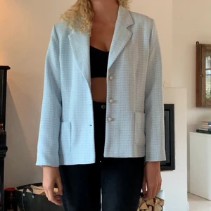Ljusblå vintage Kavaj / Blazer  - Superfin blazer köpt secondhand i perfekt skick, alla knappar sitter fint och det finns inga fläckar på varken fodret eller utsidan. Passar dig som har strl XS-M beroende på önskad fit . Frakt är inräknat i priset och tillkommer alltså inte💞  skriv vid frågor😚