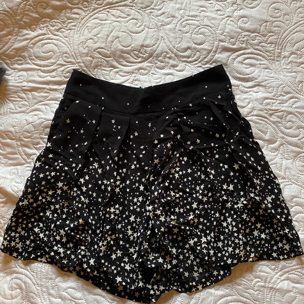 En ”shortskjol” med stjärn-mönster från Zara, köpt på Sellpy och oanvänd. Ser ut som en kjol på!. Kjolar.