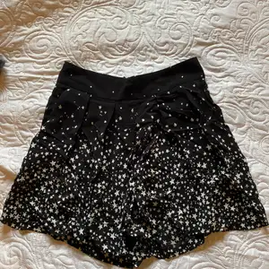 En ”shortskjol” med stjärn-mönster från Zara, köpt på Sellpy och oanvänd. Ser ut som en kjol på!
