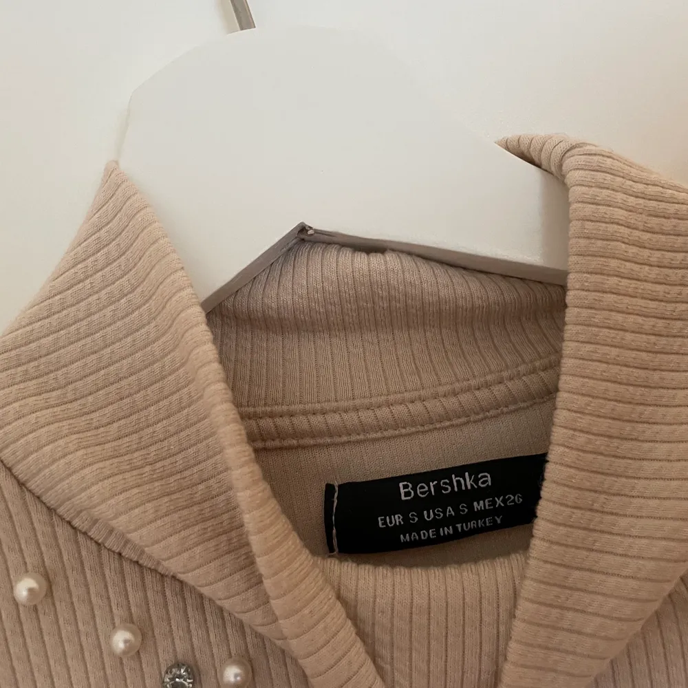 Oanvänd - nyligen köpt tröja endast testad. Storlek S kan även passa en XS. Köpt på Bershka i Tyskland. . Tröjor & Koftor.